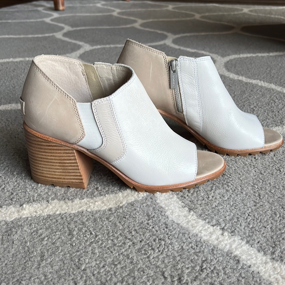 Sorel sandals, size 9, color tan/white, material leather